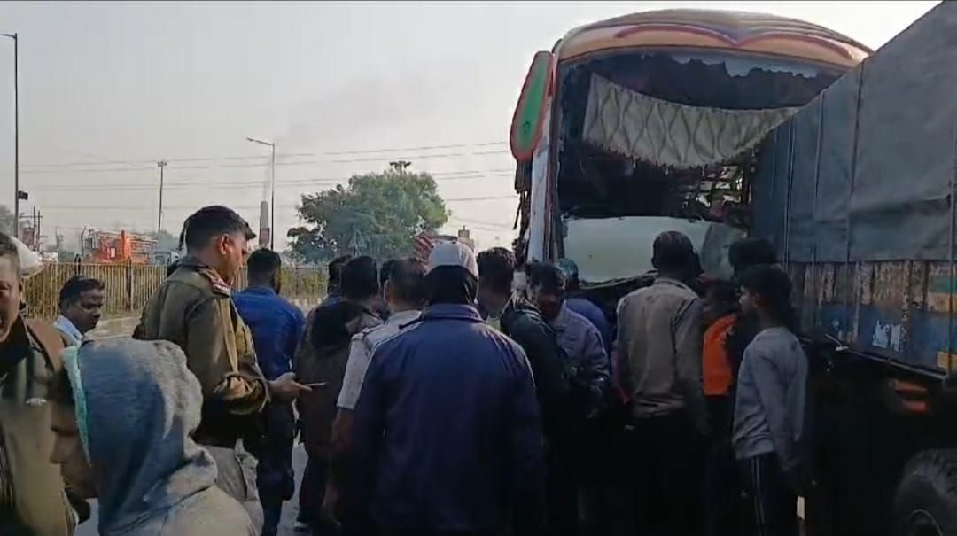 पूर्व मेदिनीपुर से प्रयागराज महाकुंभ जाने के क्रम में एक यात्री बस बंगाल झारखंड सीमा पर डुबुरडीही चेकपोस्ट के पास दुर्घटनाग्रस्त हो गई। इस दुर्घटना में बस में सवार 65 यात्रियों में से सभी को हल्की-फुल्की चोटें आईं इन 65 यात्रियों में से 15 यात्रियों को इलाज के लिए अस्पताल ले जाना पड़ा बस में सवार यात्रियों का आरोप है