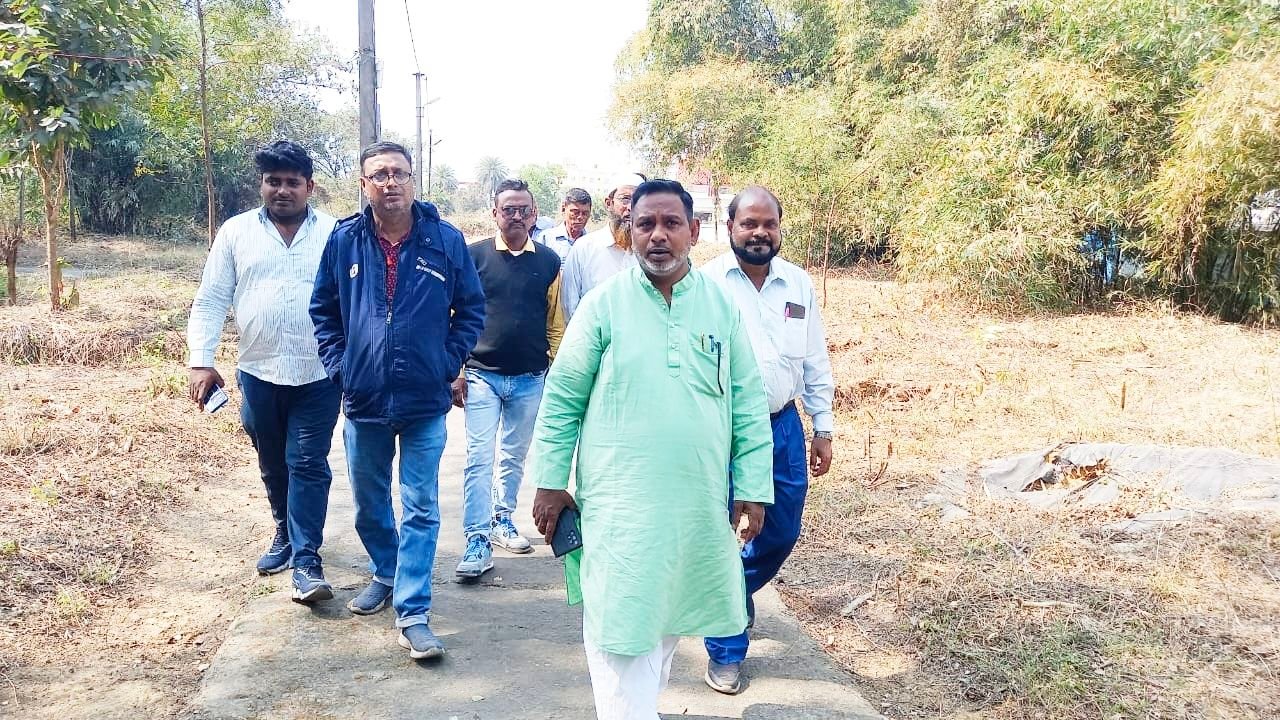 সবে বরাতের প্রাক্কালে বিভিন্ন কবরস্থান পরিদর্শনে ডেপুটি মেয়র।