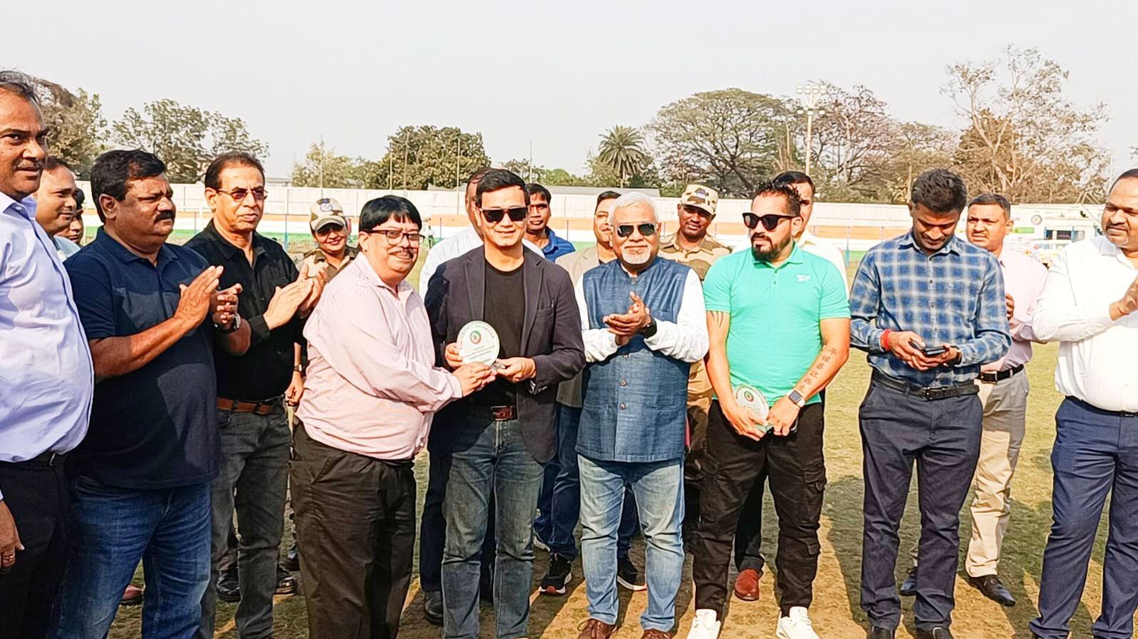 बर्नपुर यूनाइटेड क्लब की तरफ से 81वें ईसको चैलेंज फुटबॉल प्रतियोगिता का आयोजन किया गया था आज बर्नपुर स्टेडियम में उसका फाइनल मैच खेला गया इस मैच में मुख्य अतिथि के रूप में भारत के पूर्व कप्तान बाइचुंग भूटिया उपस्थित थे