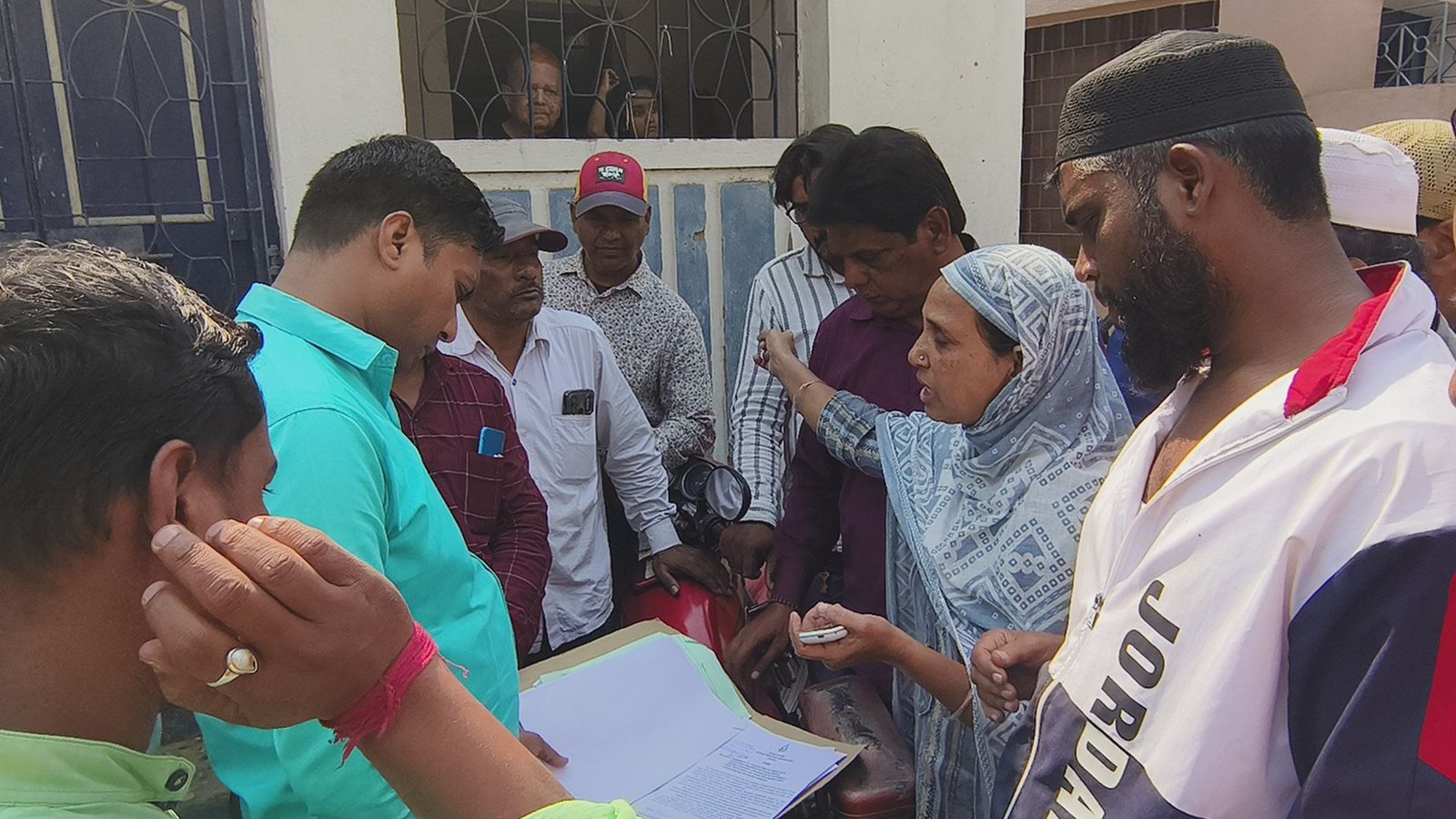 আসানসোল পুরনিগম / অবৈধ নির্মাণ ভাঙতে বাধা দেওয়ার অভিযোগ বাড়ির মালিকের বিরুদ্ধে