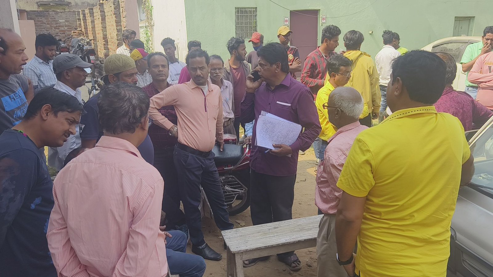 आसनसोल के मास्टर पाड़ा इलाके में आज एक अवैध निर्माण को तोड़ने गई आसनसोल नगर निगम की टीम को बाधा पहुंचाई गई घर के मालिक द्वारा अवैध निर्माण को तोड़ने नहीं दिया गया