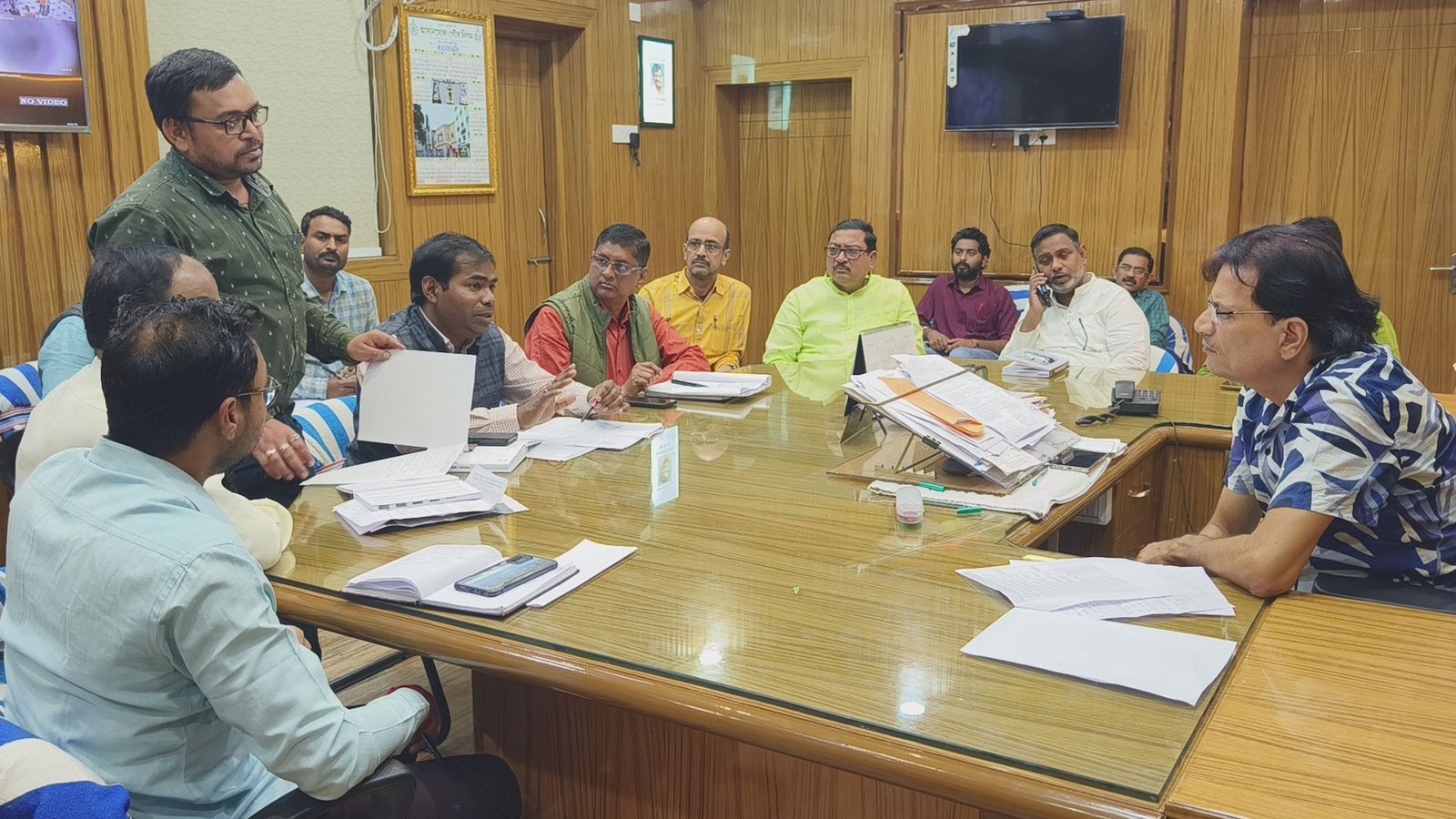 आसनसोल नगर निगम में आज मेयर विधान उपाध्याय की अध्यक्षता में बिजली विभाग के अधिकारियों के साथ एक बैठक की