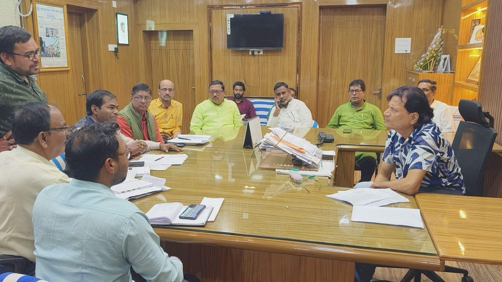 শেষ হয়নি আন্ডারগ্রাউন্ড কেবল বসানোর কাজ / রাস্তা মেরামতে সমস্যা / রাজ্য বিদ্যুৎ বন্টন নিগমের আধিকারিকদের সঙ্গে বৈঠকে মেয়র