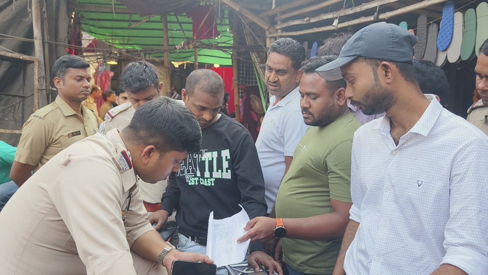 आसनसोल बाजार में एक दुकान को लेकर विवाद पैदा हो गया है आपका बता दें कि इस दुकान को कुछ सालों पहले संयुक्त रूप से संजय गुप्ता और मिस्टर खान द्वारा खरीदा गया था।दुकान को लेकर विवाद के बारे में जानकारी नहीं है और ना ही उन्हें अदालत के इस तरह के किसी स्थगन आदेश की ही जानकारी है