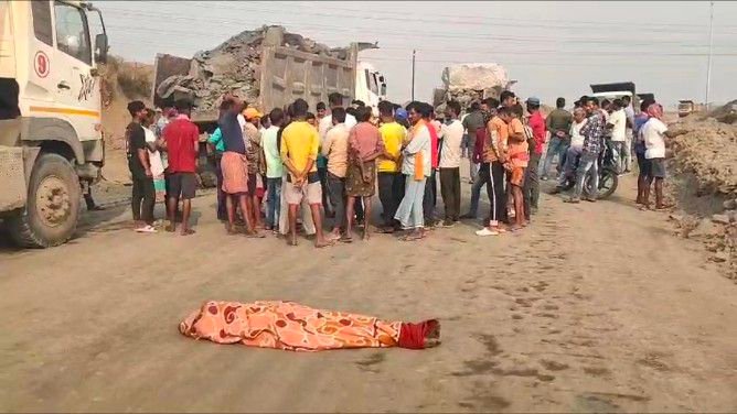 খোলা মুখ খনিতে কয়লা পড়ে গিয়ে চাপা পড়ে মৃত্যু হয়েছে এক যুবকের ।
