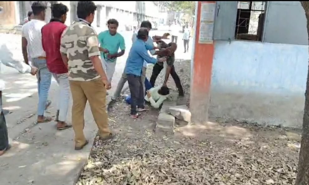 नियुक्ति के लिए जो दस्तावेज लेकर गए थे उनको भी फाड़ दिया गया मारपीट का वीडियो सोशल मीडिया पर वायरल