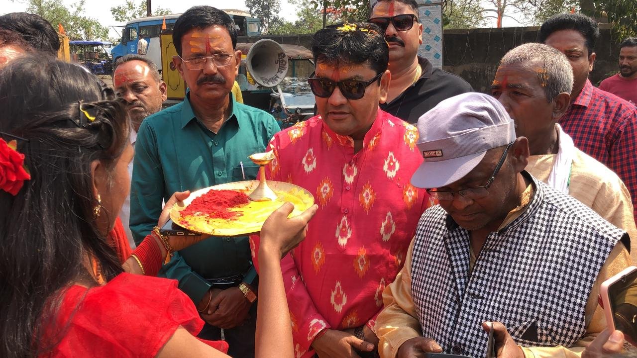 पश्चिम बंगाल के आसनसोल कोयलांचल में मॉडर्न सात ग्राम एरिया के प्राचीन कैलाश मंदिर में पहुंचे विशिष्ट समाजसेवी कृष्णा प्रसाद जी , कैलाश मंदिर कमेटी के द्वारा उनका स्वागत अभिनंदन किया गया