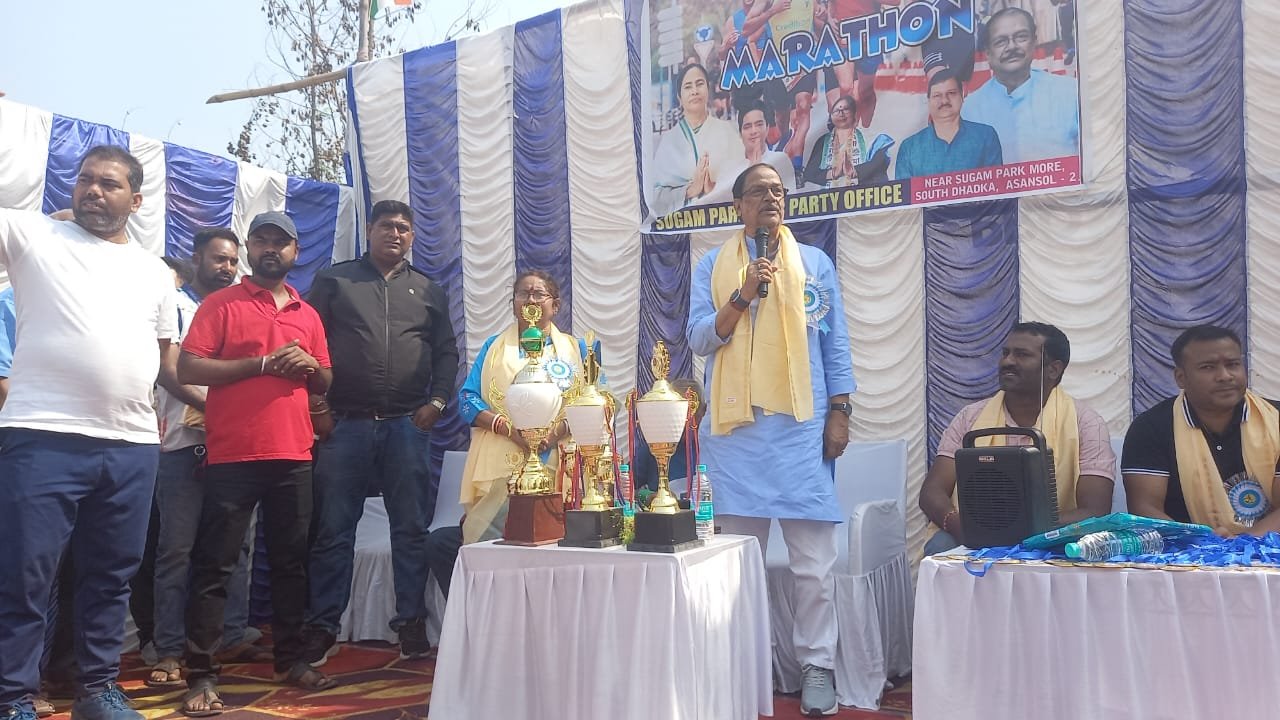 सुगम पार्क टीएमसी पार्टी कार्यालय से स्थानीय पार्षद श्रावणी मंडल के नेतृत्व में एक मैराथन रेस का आयोजन किया उपस्थित मंत्री