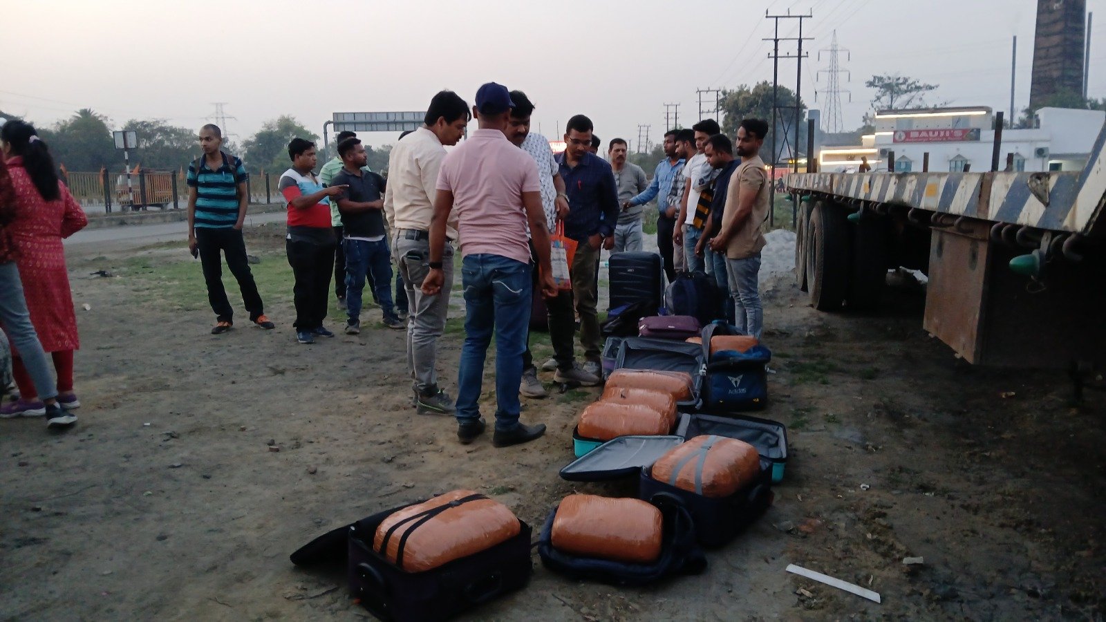आसनसोल दुर्गापुर पुलिस कमिश्नरेट के खुफिया विभाग द्वारा राष्ट्रीय राजमार्ग 19 पर अभियान चलाकर 10 लोगों को हिरासत में लिया गया। उनके पास से तकरीबन 90 किलो गांजा बरामद किया