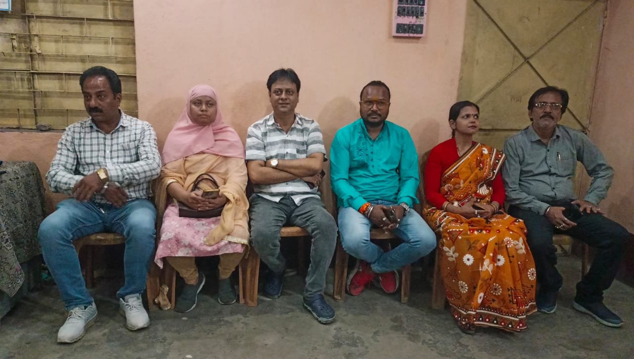 टीएमसी पार्षद अशोक रुद्रा ने आज अपने पार्टी कार्यालय में एक प्रेस मीट की इस मौके पर उनके साथ बोरो चेयरमैन शिवानंद बावड़ी कहकशां रियाज गुरमीत सिंह आदि अवस्थित थे अशोक और रुद्र ने कहा कि उनकी पार्टी की तरफ से लंबे समय से यह मांग की