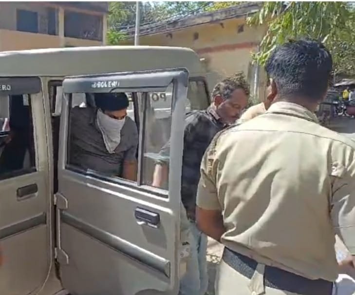 बर्नपुर के नरसिंगबांध इलाके में सरकारी खास जमीन पर कब्जा कर लिया गया है. फिर उस शिकायत के आधार पर हीरापुर थाने की पुलिस ने बुधवार की शाम नीरज सिंह को गिरफ्तार कर लिया
