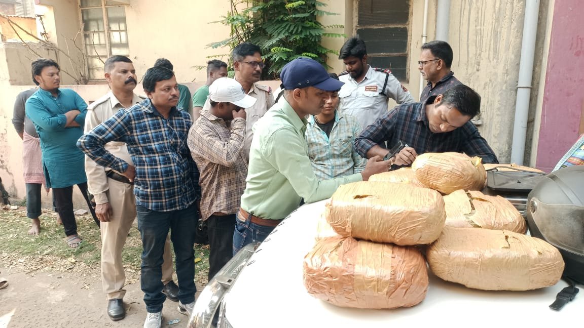 आसनसोल साउथ पीपी क्षेत्र के कुमारपुर स्थित मनोज सिनेमा हॉल के पास से पुलिस ने स्कूटी से 10 किलो गांजा जब्त किया है।