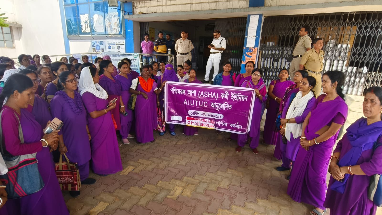 বেতন বৃদ্ধির দাবিতে মূখ্য স্বাস্থ্য দপ্তরের সামনে বিক্ষোভ দেখান আশা কর্মীরা।