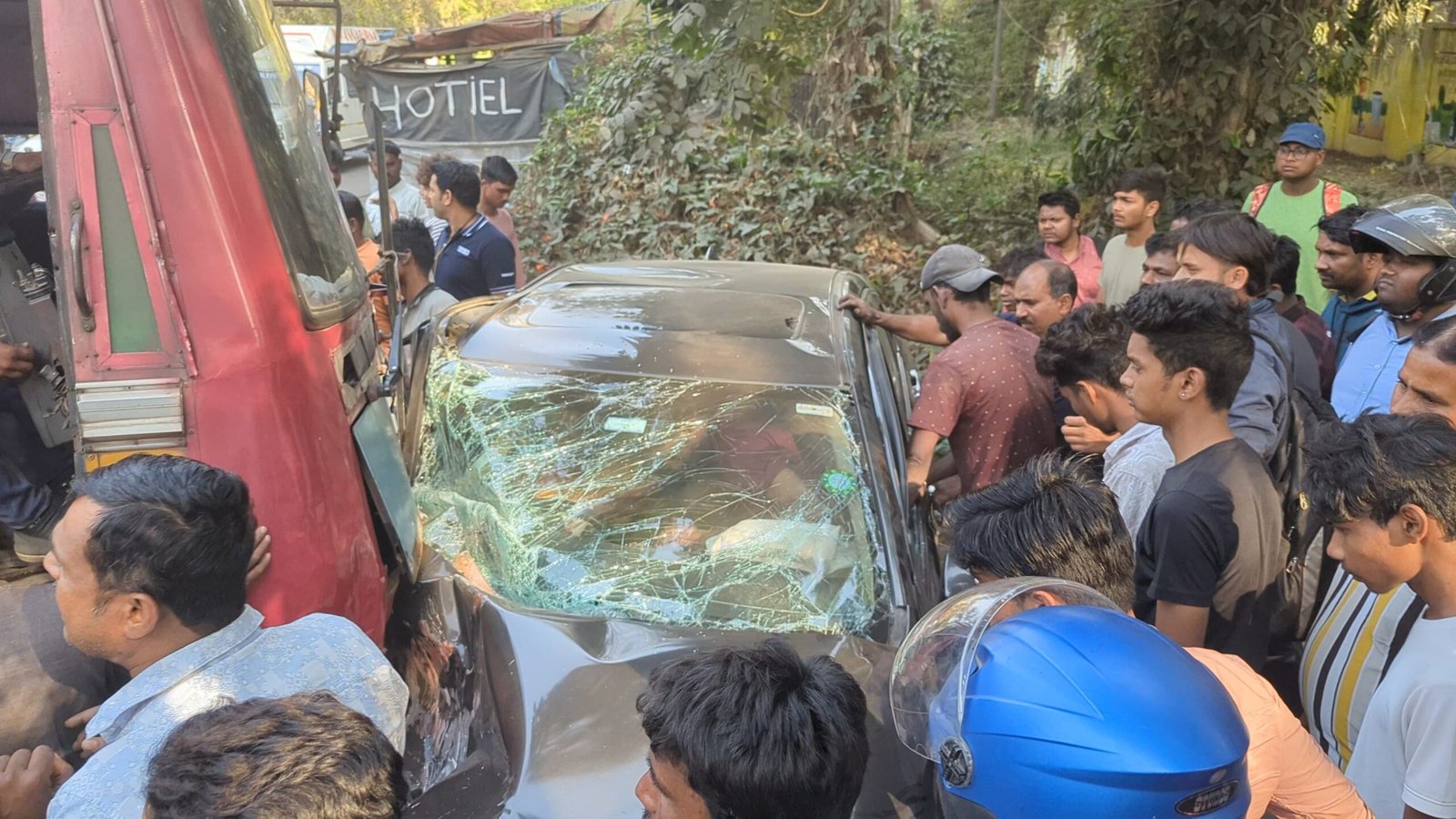 सीएमपीडीआई कार्यालय के पास एक सड़क दुर्घटना हो गई जिसमें एक बस ने एक कार को टक्कर मार दी इस दुर्घटना में कार में सवार दो व्यक्ति पूरी तरह घायल