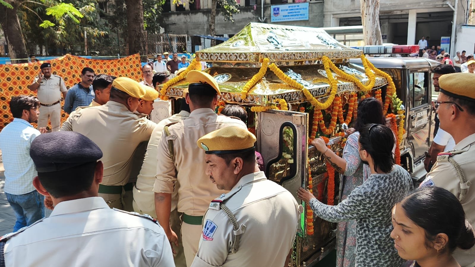 आज आसनसोल दुर्गापुर पुलिस कमिश्नरेट के पुलिस लाइन्स में आज ट्रैफिक इंस्पेक्टर आलोक कुमार मंडल को श्रद्धांजलि अर्पित की गई।