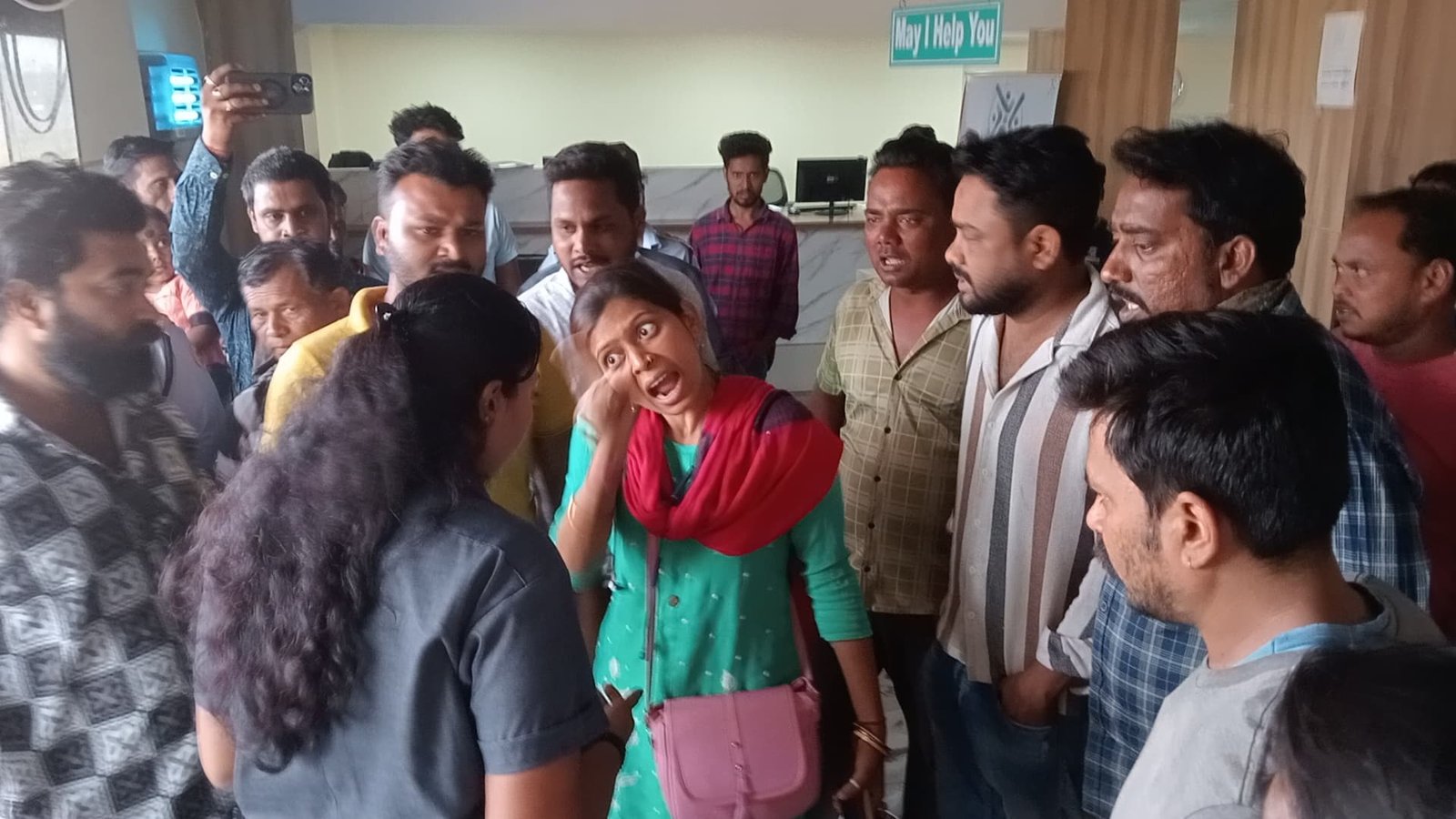 आसनसोल के लाइफलाइन हॉस्पिटल में आज इलाज में लापरवाही का आरोप लगाते हुए कुछ लोगों ने जमकर हंगामा मचाया