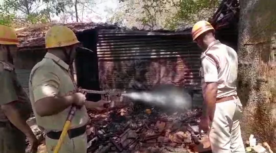 হোলির সকালে আসানসোল শহরে ঝুপড়ি ঘরে আগুন, এলাকায় চাঞ্চল্য……