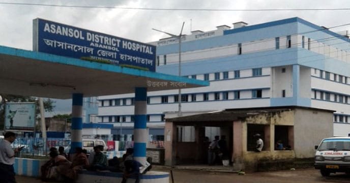 चार युवकों पर शराब के नशे में एक आदिवासी बच्ची पर यौन उत्पीड़न का आरोप लगाया जा रहा है। यह बच्ची फिलहाल आसनसोल जिला अस्पताल में इलाजरत है।