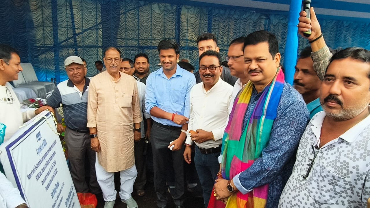 এডিডিএর উদ্দ্যোগে জুবিলী মোড় থেকে স্কোব গেট পর্যন্ত রাস্তার পুননবীকরন করার শিলান্যাস।