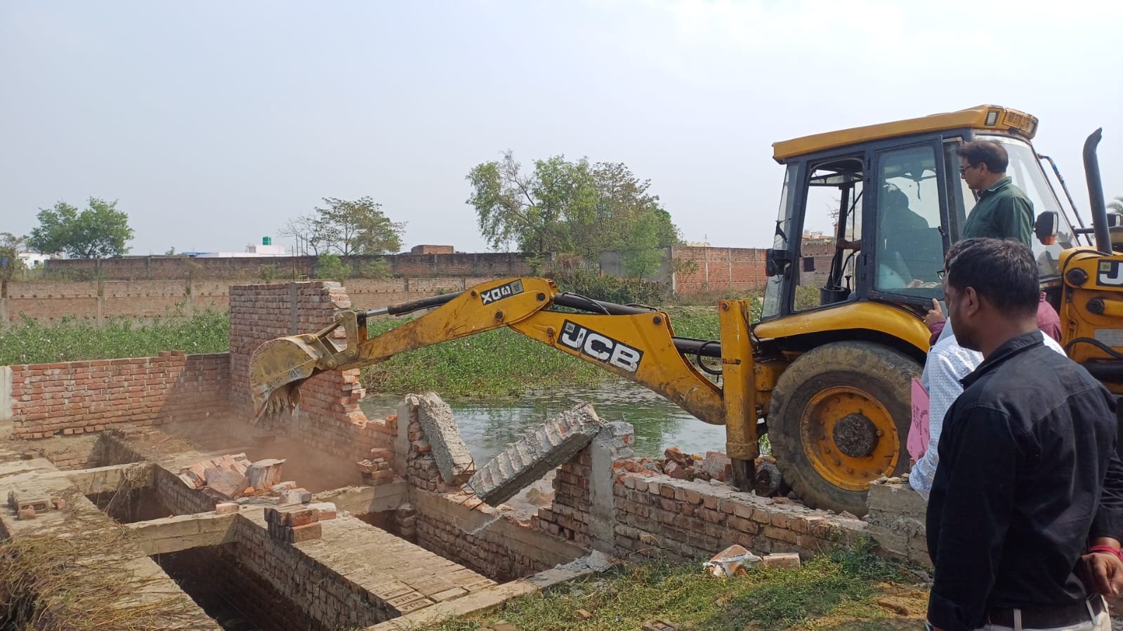 আসানসোলে পুকুর ভরাট করে অবৈধ নির্মাণের অভিযোগ / বুলডোজার দিয়ে ভাঙলো পুরনিগম ও বিএলআরও দপ্তর…………… আসানসোল,