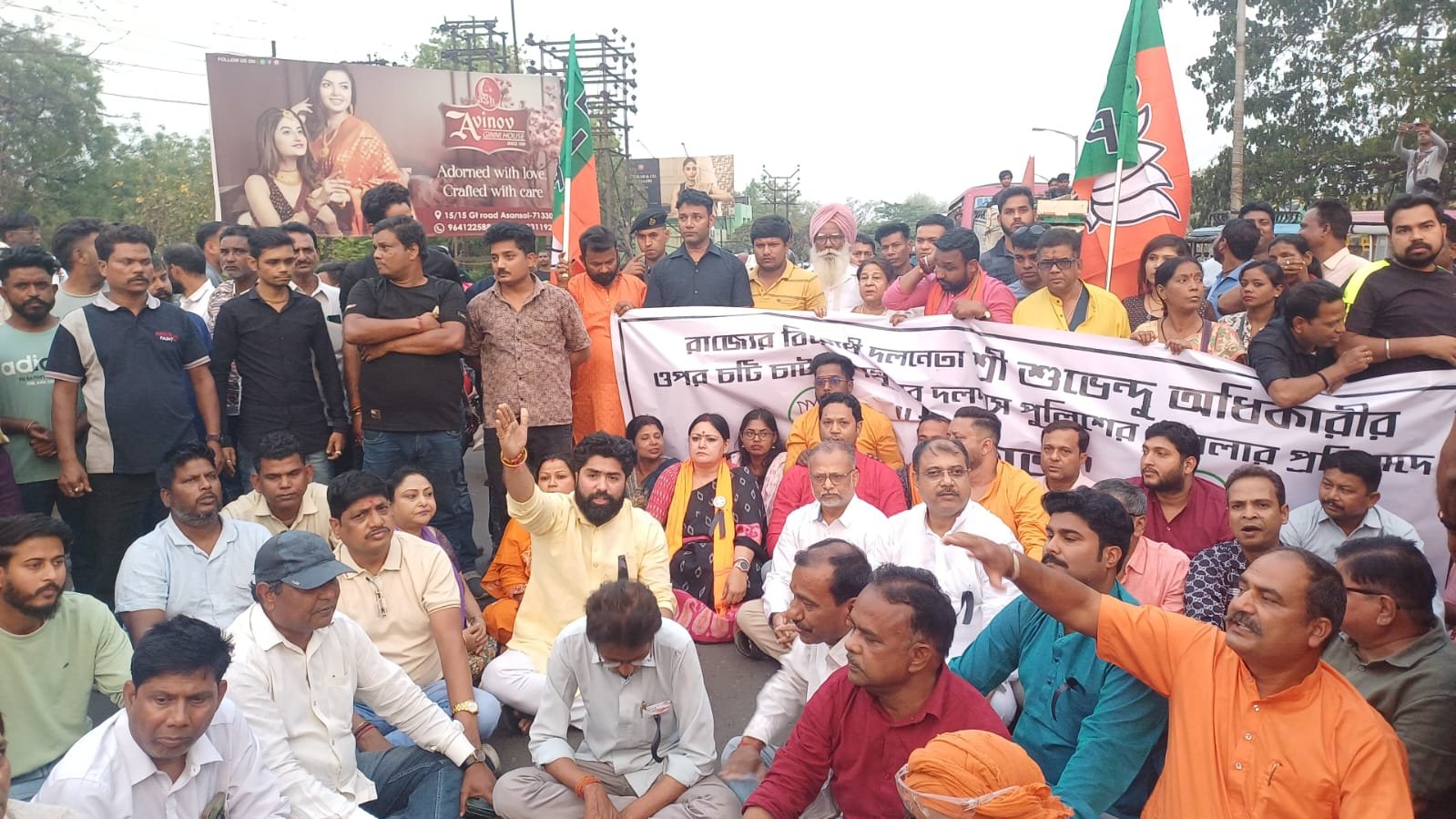 হাওড়ায় রাজ্যের বিরোধী দলনেতাকে পুলিশের বাধা ও হেনস্তার প্রতিবাদ/ আসানসোলে জেলা বিজেপির জিটি রোডে অবরোধ, বিক্ষোভ