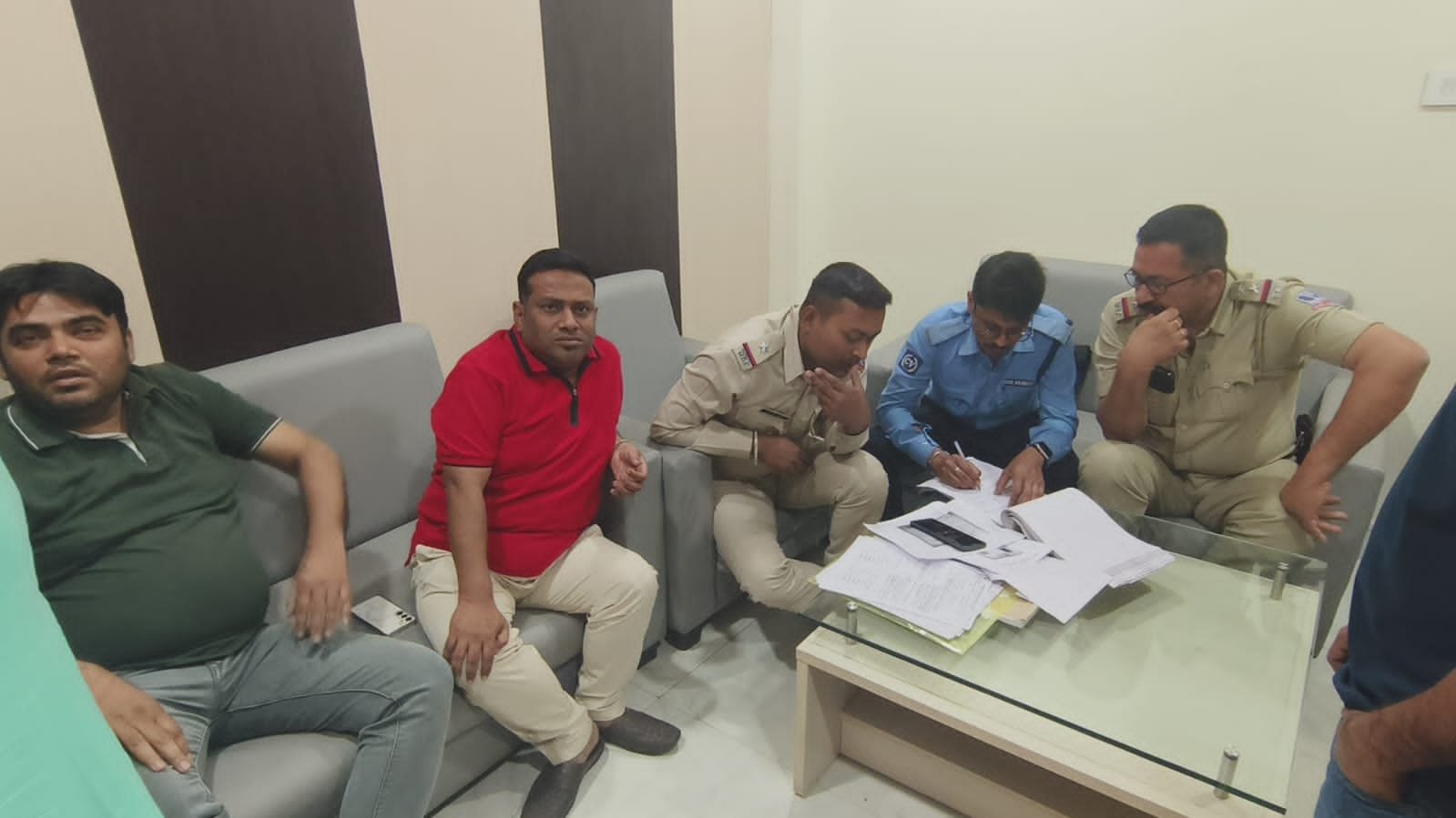 আসানসোলে বেসরকারি হাসপাতালে উত্তেজনা / রোগীর মৃতদেহর ময়নাতদন্ত নিয়ে চাপানওতোর, পরিস্থিতি সামলাতে পুলিশ