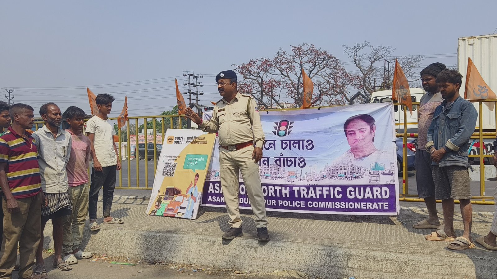 आसनसोल नॉर्थ ट्रेफिक गार्ड की तरफ से आज आसनसोल के कल्ला मोड़ इलाके में ट्रैफिक जागरूकता और यात्री साथी ऐप को लेकर एक अभियान चलाया