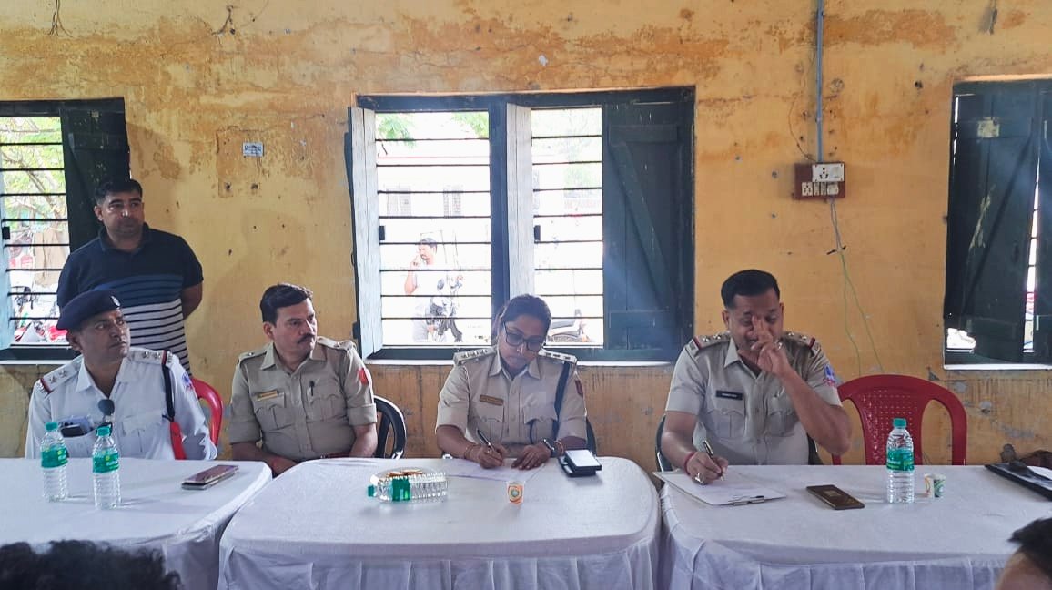 आने वाले होली के त्यौहार को देखते हुए आज हीरापुर थाने की तरफ से एक शांति बैठक का आयोजन किया गया