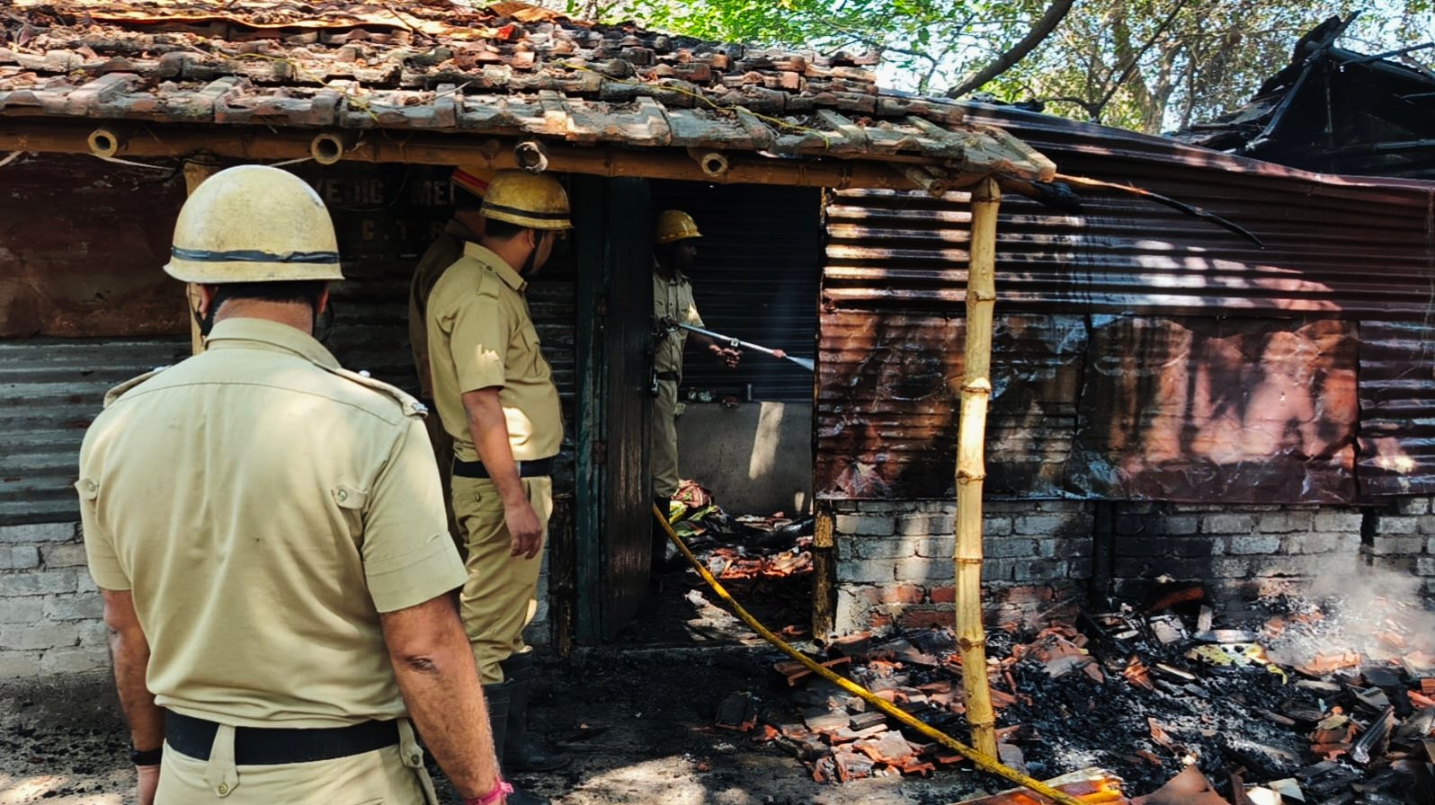 आसनसोल नगर निगम के 45 नंबर वार्ड इलाके में रामसाएर तालाब के पास आज एक कच्चे मकान में आग लग गई 45 नंबर वार्ड के पार्षद उत्पल राय द्वारा तुरंत दमकल विभाग को खबर दी गई दमकल विभाग की एक टीम मौके पर पहुंची
