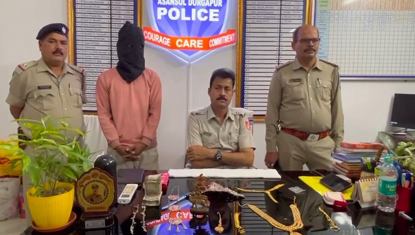 चोरी होने के 1 दिन के अंदर रानीगंज थाने की पुलिस को बड़ी कामयाबी मिली चोर को न सिर्फ पकड़ लिया बल्कि उसके पास से चोरी के गहने और नकद राशि भी बरामद की