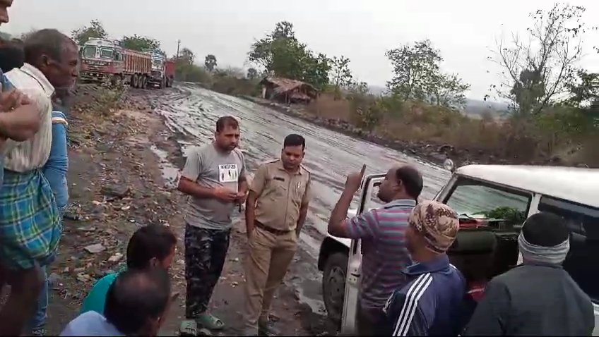 চুরুলিয়ার রাস্তা বালু বোঝাই ট্রাকের জন্য খারাপ,স্কুল বাচ্চাদের বাড়ী ফেরার নিদান পুলিশের