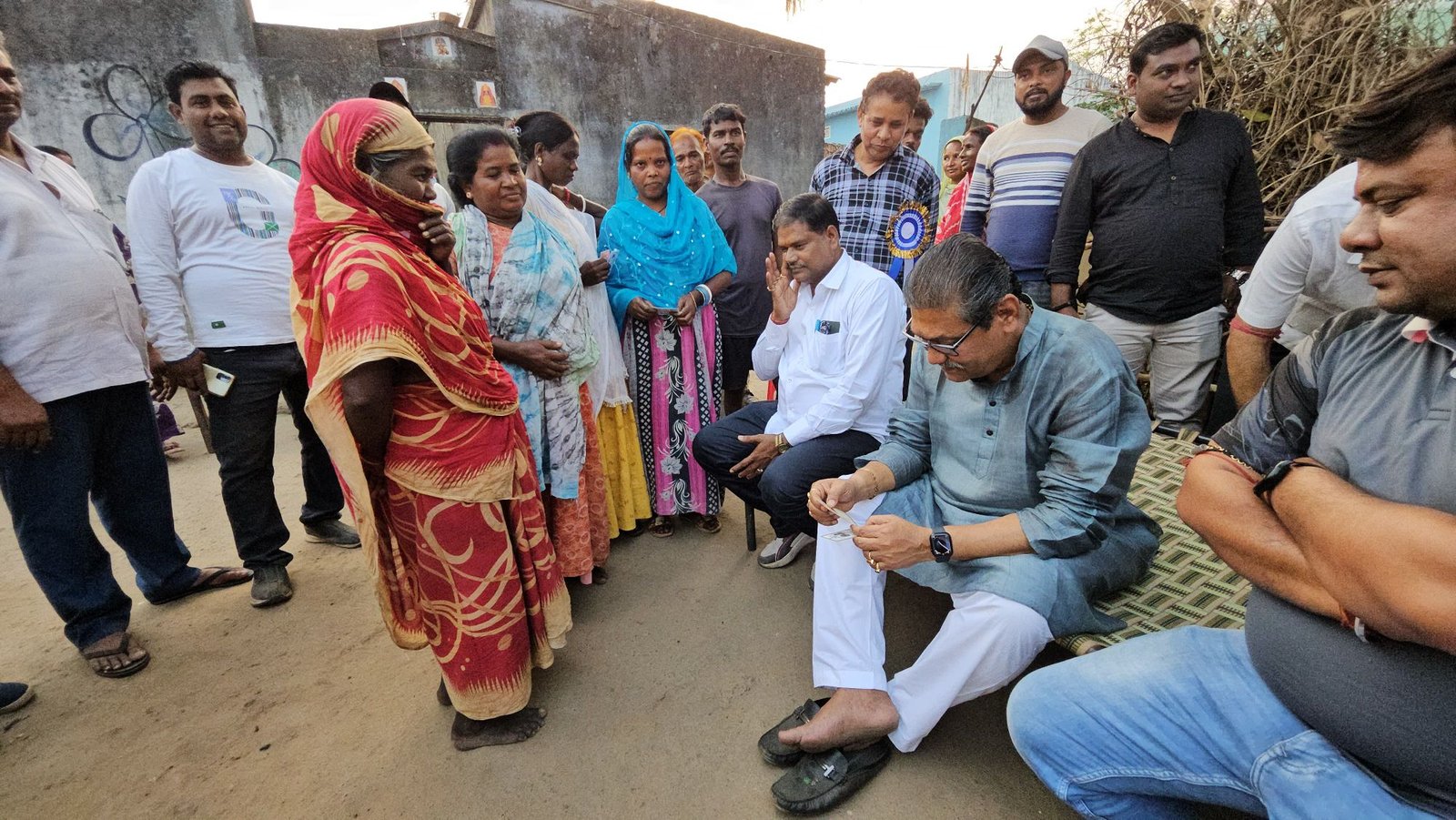 লক্ষ্য ভুতুড়ে ভোটার খোঁজা / বাড়ি বাড়ি ঘুরলেন পান্ডবেশ্বরের বিধায়ক নরেন্দ্রনাথ চক্রবর্তী…