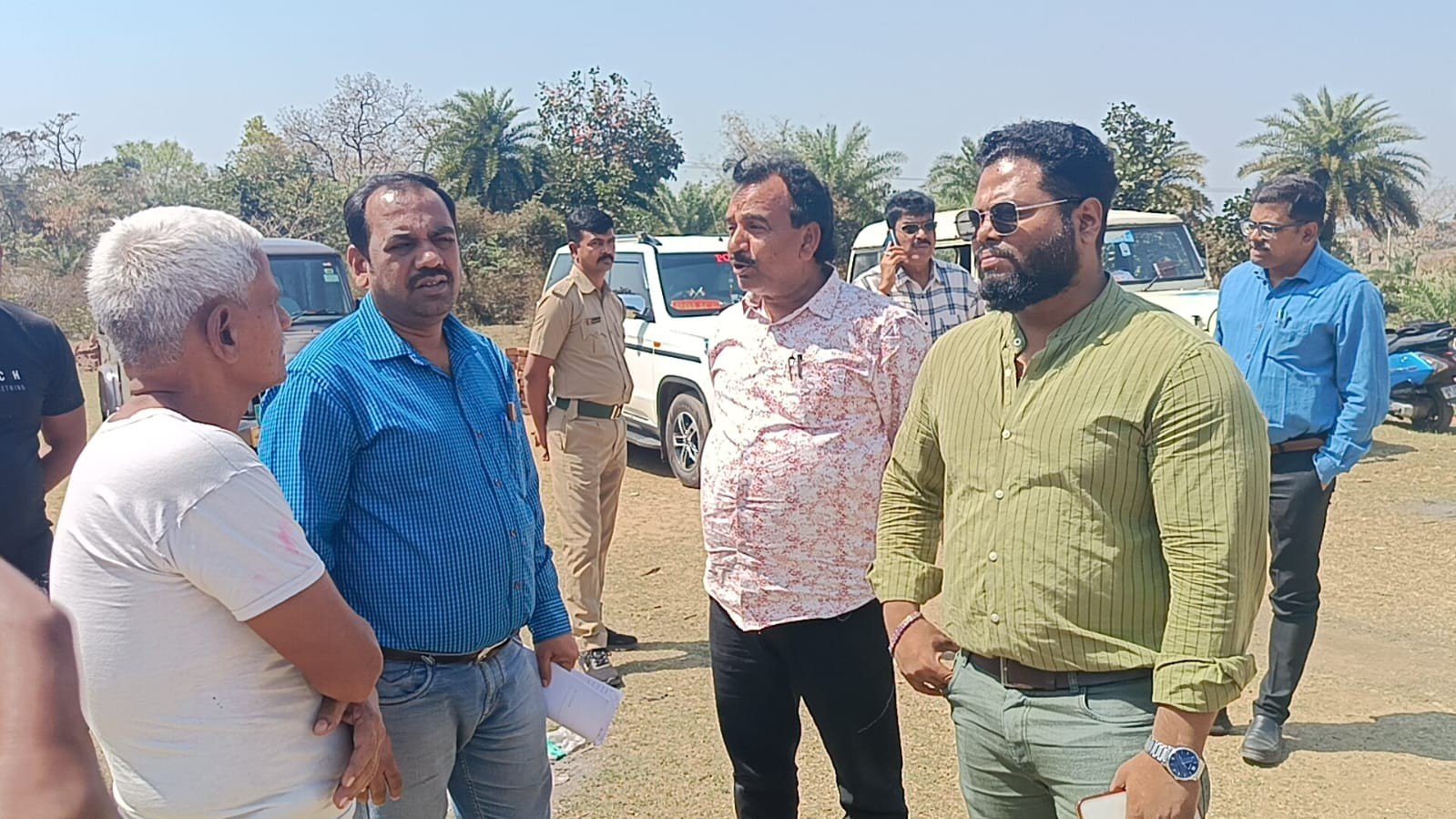 बाराबनी दोमहानी इलाके के कटघोला शर्मा पाड़ा में सरकारी जमीन पर बाउंड्री वॉल बनाने वाले व्यक्ति द्वारा बाउंड्री वॉल तोड़ दिया गया कल ही प्रशासन के उच्च स्तरीय अधिकारियों द्वारा यहां का दौरा किया