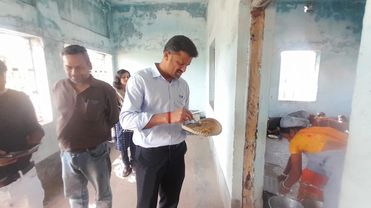 बाराबनी विधानसभा के दोमहानी ग्राम पंचायत अंतर्गत काशीडांगा फ्री प्राइमरी स्कूल में पश्चिम बर्धमान के जिला शासक एस पोन्नाबलम ने दौरा किया