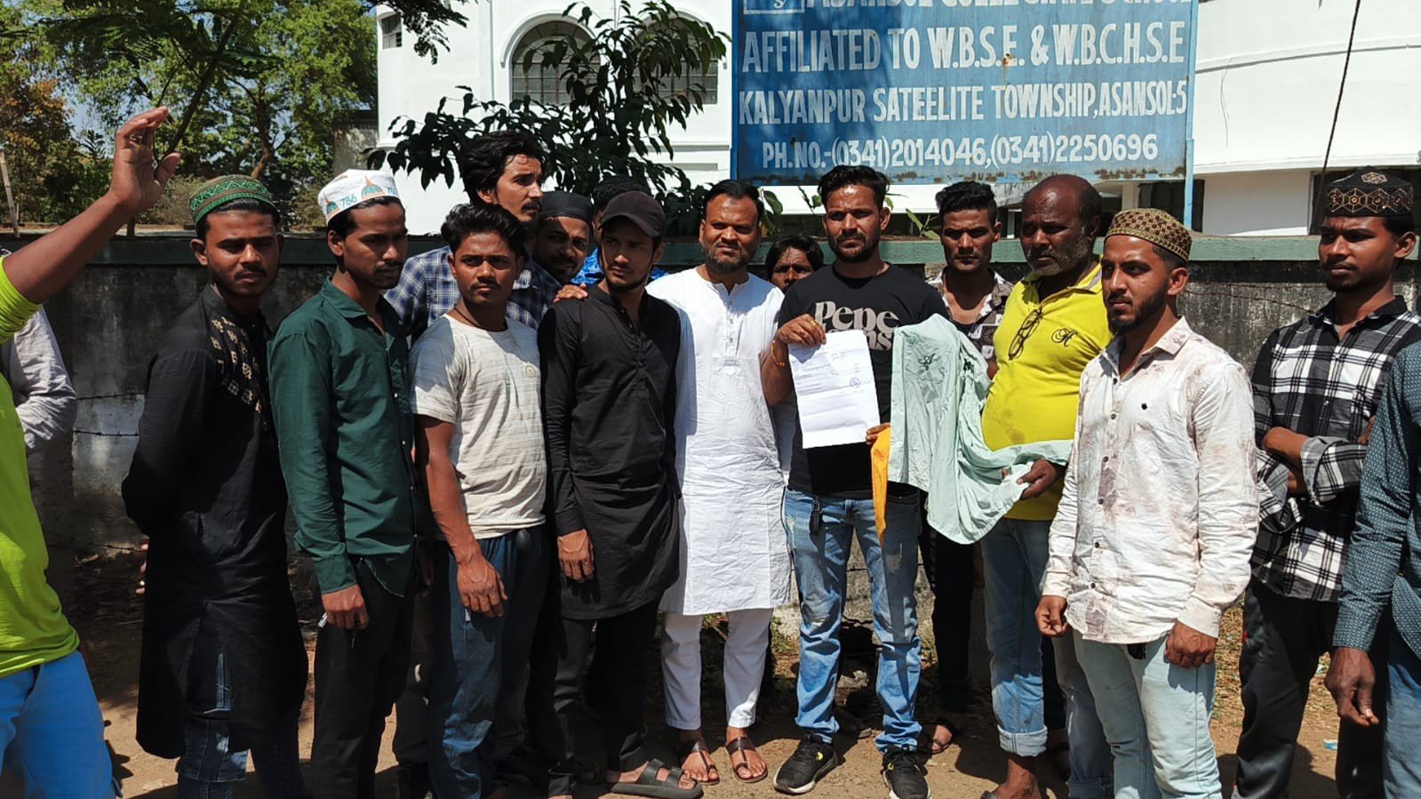 विक्षोभ प्रदर्शन किया ,आसनसोल कॉलेजिएट स्कूल में पढ़ने वाले शाहबाज खान के बेटे को चार मार्च को स्कूल में चोट लग गई थी