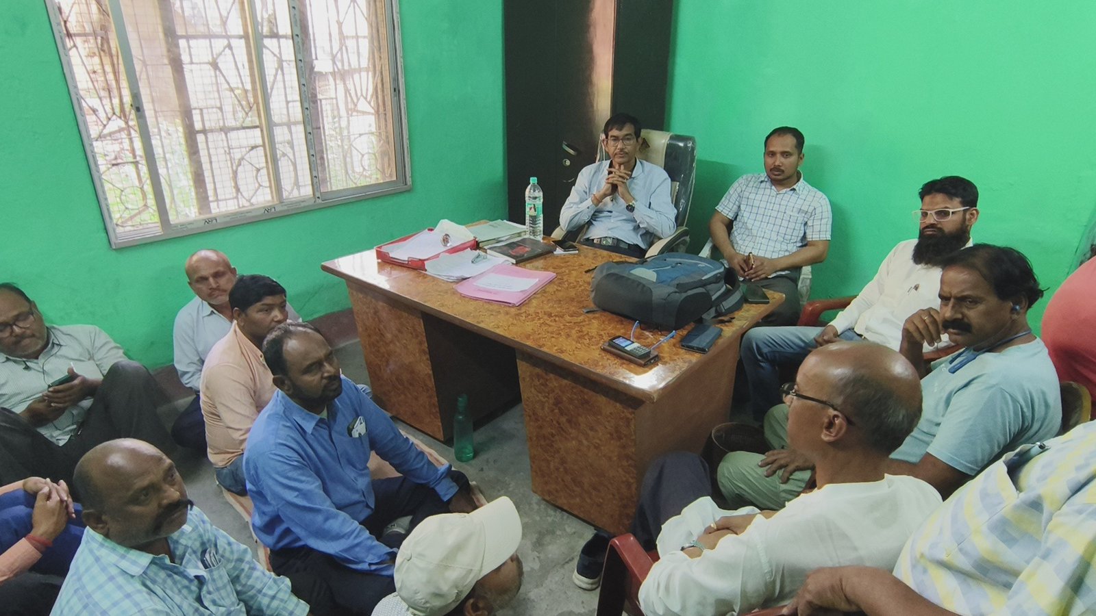 ईस्टर्न कोलफील्ड्स लिमिटेड के घुषिक कोलियरी में आज विभिन्न श्रमिक संगठनों के संयुक्त मंच ज्वाइंट एक्शन कमेटी की तरफ से गुलरी के कार्यालय में धरना प्रदर्शन किया