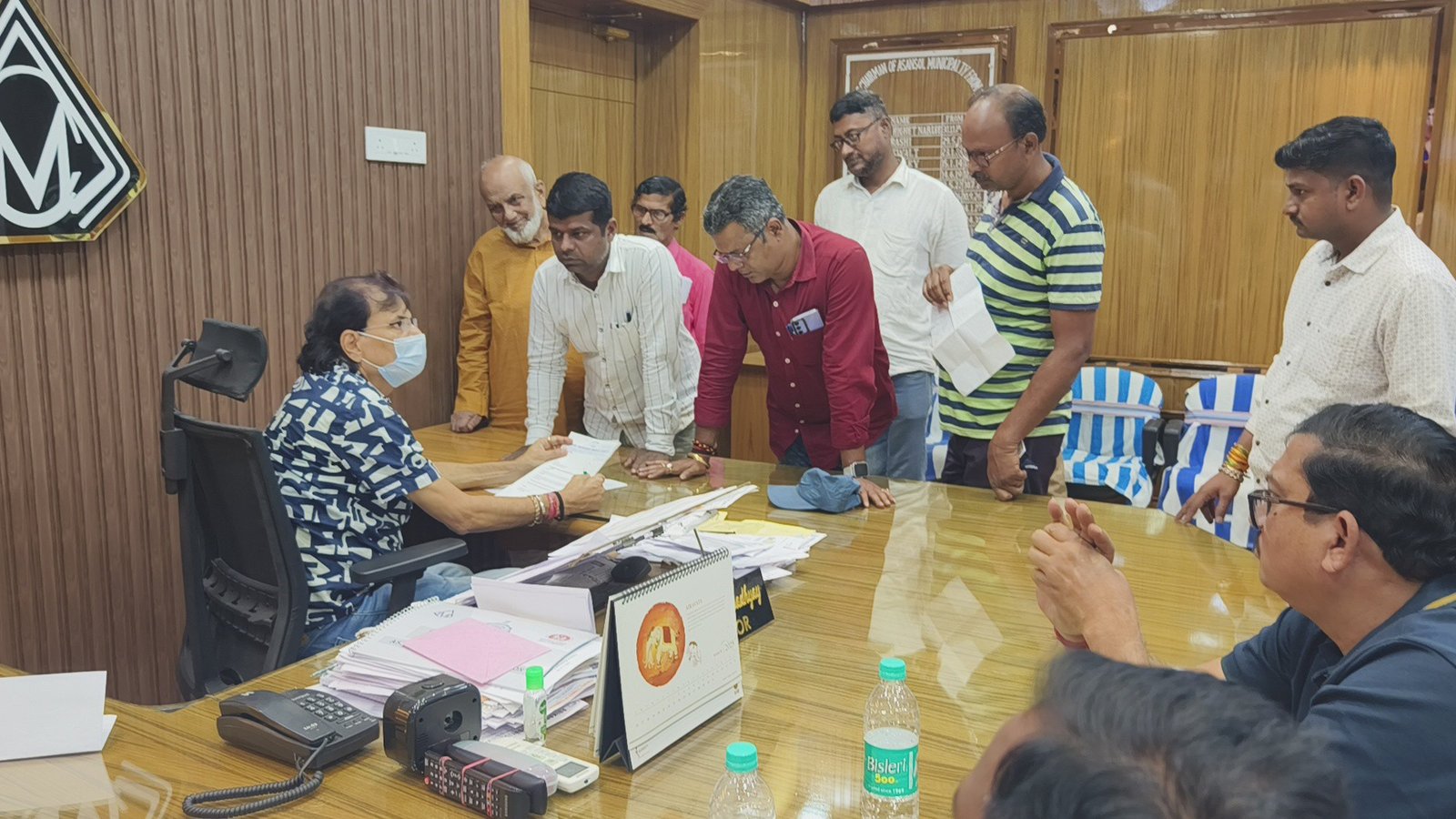 रास्तों के निर्माण में घटिया निर्माण सामग्री का उपयोग करने का आरोप, मेयर को सौंपा ज्ञापन