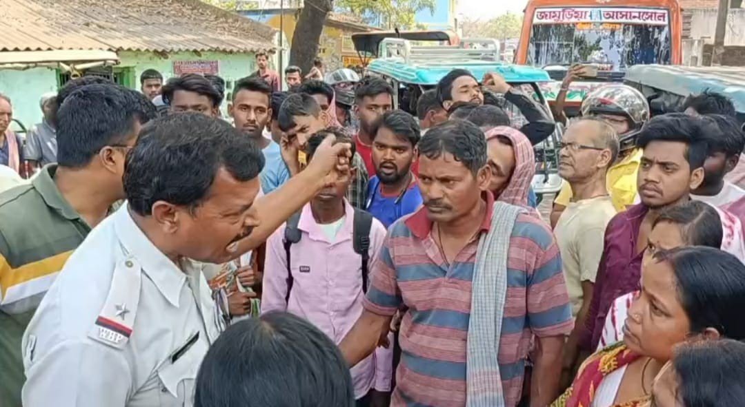 জামুড়িয়ায় পরিশ্রুত পানীয়জলের দাবিতে বিক্ষোভ, পুলিশের সঙ্গে বচসা, ধস্তাধস্তি……. জামুড়িয়া এপ্রিলঃ