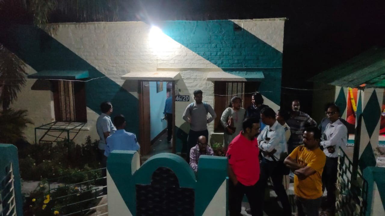 রেল শহর চিত্তরঞ্জনে চাঞ্চল্য / আবাসনে গৃহবধূকে গলা কেটে নৃশংস খুন, তদন্তে পুলিশ চিত্তরঞ্জন ও আসানসোল,