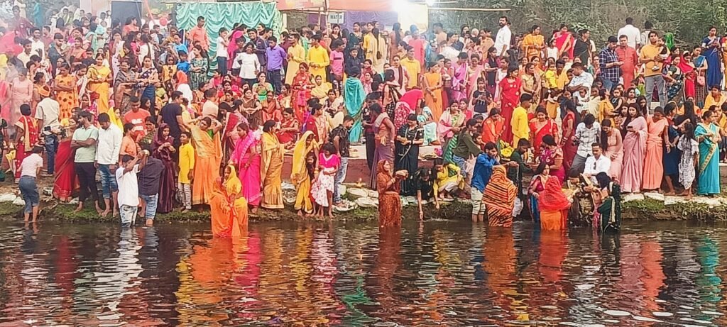 कल्ला प्रभु छठ घाट पर उमड़ी श्रद्धालुओं की भीड़