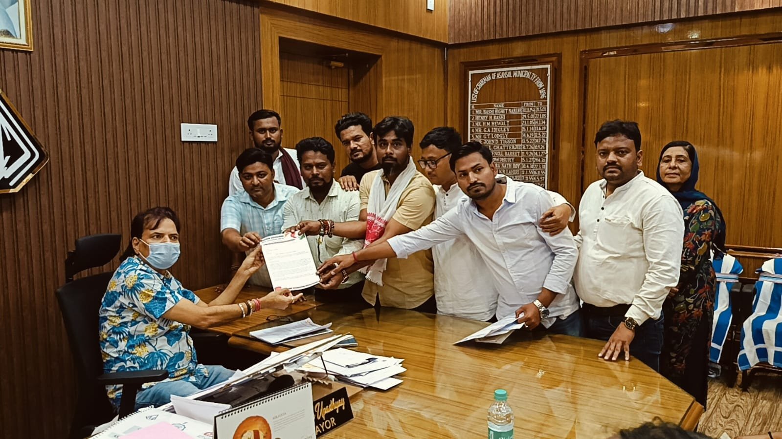 कांग्रेस की तरफ से आज मेयर विधान उपाध्याय को एक ज्ञापन सौंपा इसके तहत उन्होंने आसनसोल नगर निगम क्षेत्र की कुछ समस्याओं की तरफ मेयर का ध्यान आकर्षित की