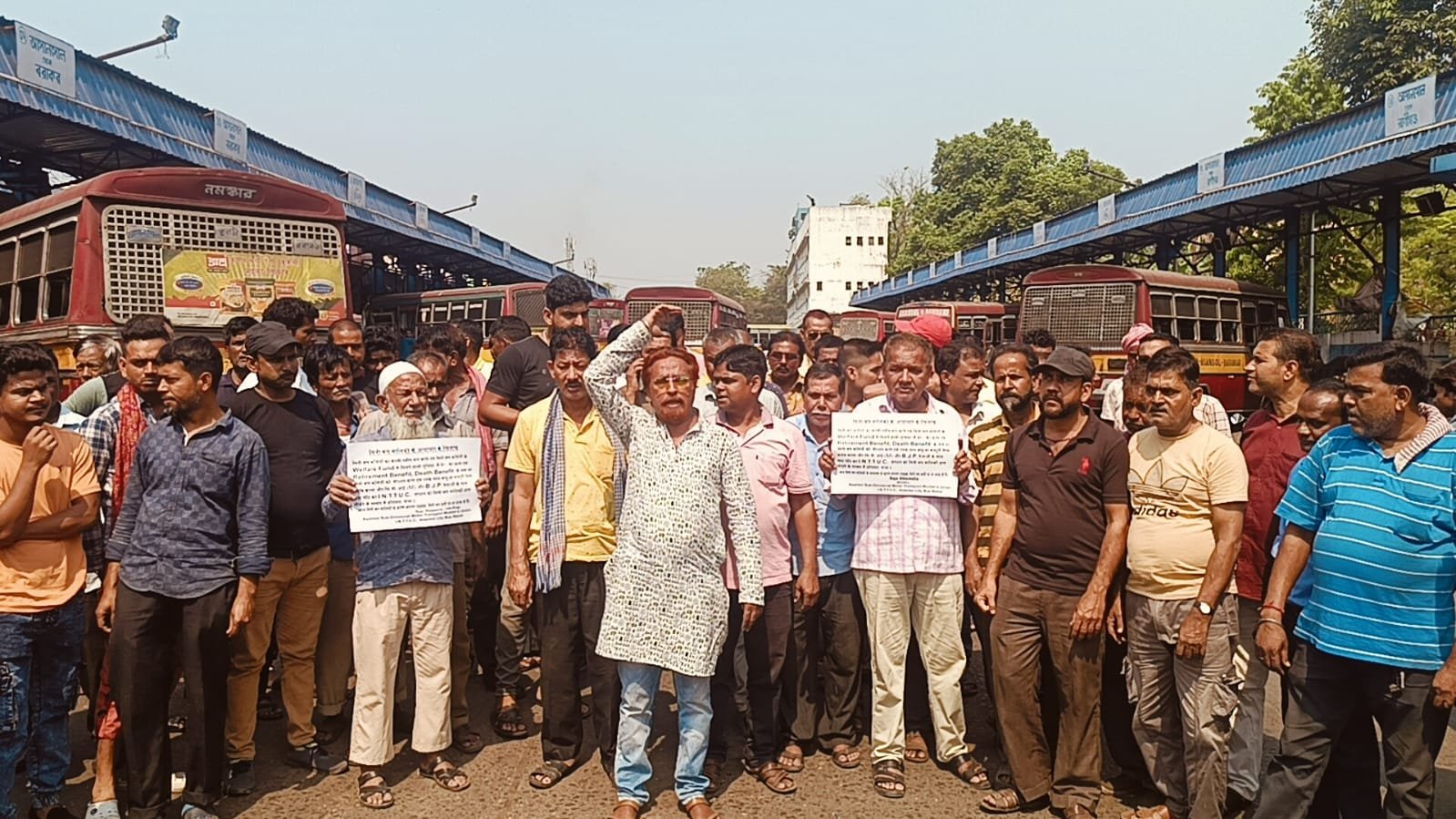 टीएमसी के श्रमिक संगठन आइनटीटीयूसी के श्रमिक नेता राजू अहलूवालिया के नेतृत्व में आज आसनसोल बस स्टैंड इलाके में मिनी बस कर्मियों ने विरोध प्रदर्शन किया