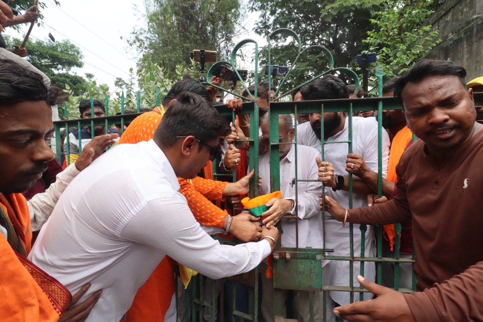 নিয়োগ মামলার রায়ে মুখ্যমন্ত্রীর পদত্যাগের দাবিতে আসানসোলে বিজেপির মিছিল / ডিআই অফিস গেটে তালা, বিক্ষোভ