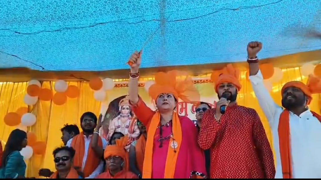 বার্নপুরে রামনবমী পুজোয় তলোয়ার হাতে বিজেপি বিধায়ক অগ্নিমিত্রা পাল, সমালোচনায় শাসক নেতা………. বার্নপুর,