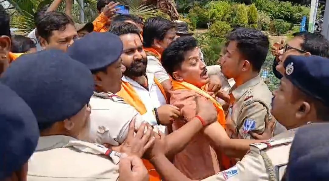 দলের কর্মীকে মারধর অভিযোগ / কাঠগড়ায় পুলিশ ও তৃণমূল কংগ্রেস / প্রতিবাদে সালানপুর থানায় বিক্ষোভ বিজেপির.…….……, সালানপুর, ১০ এপ্রিলঃ