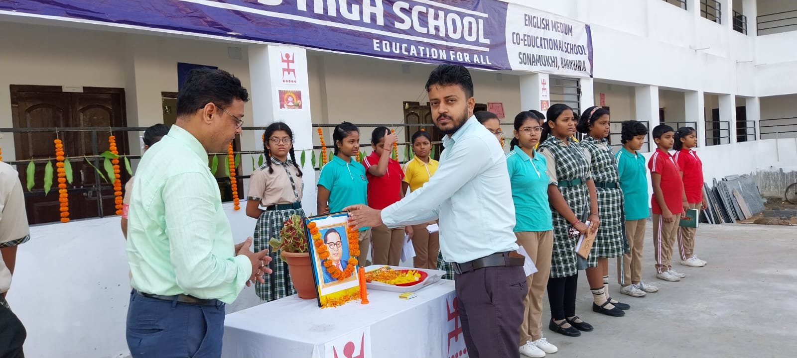 सोनामुखी, (बांकुड़ा) संत जेवियर्स हाई स्कूल के प्रांगण में अम्बेडकर जयंती व बंगाली नववर्ष (पोइला बोइशाख) के अवसर पर सांस्कृतिक कार्यक्रम का आयोजन किया गया।