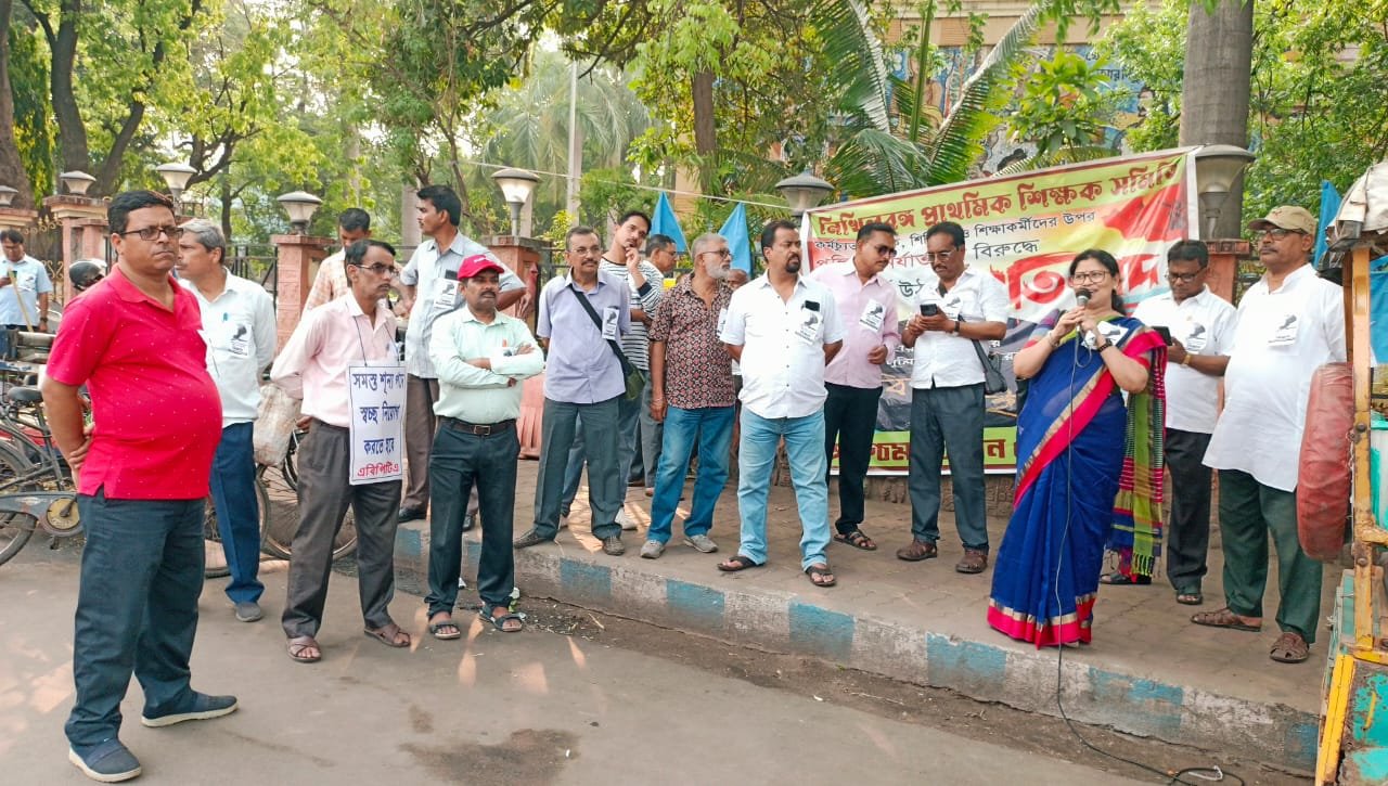 आसनसोल दक्षिण थाना अंतर्गत बीएनआर मोड पर आज दोपहर आल बंगाल प्रायमरी टीचर्स एसोसिएशन की तरफ से जिन 26 000 शिक्षकों की नियुक्तियों को सुप्रीम कोर्ट द्वारा रद्द किया गया था उस फैसले को लेकर एक पथसभा का आयोजन किया गया।