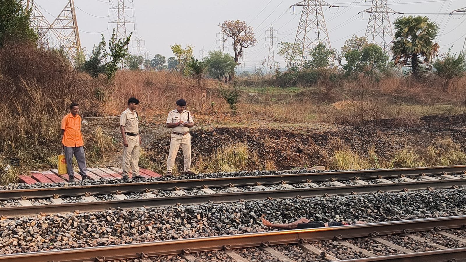 रूपनारायणपुर में ट्रेन से कटकर एक व्यक्ति की मौत