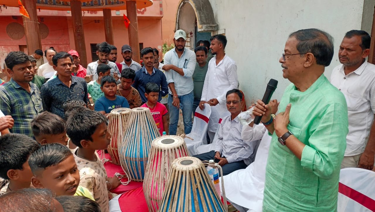আসানসোলে হরিনাম সংকীর্তনকারী দলকে বাদ্য যন্ত্র বিলি মন্ত্রী মলয় ঘটকের………. বন্দোপাধ্যায়, আসানসোল, ১৪ এপ্রিলঃ