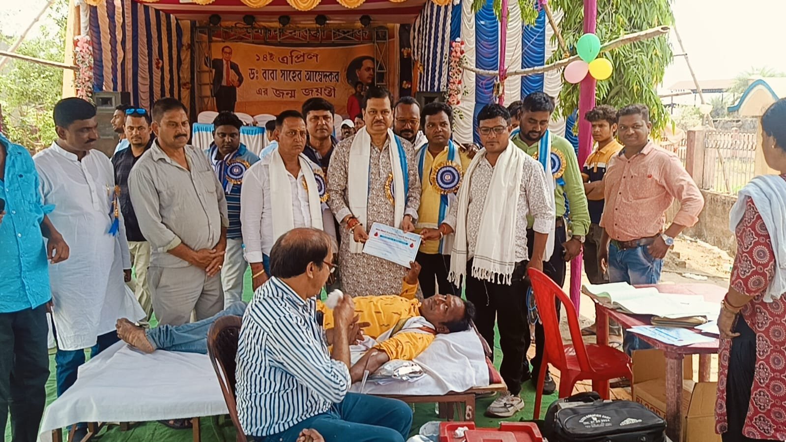 देश के संविधान रचयिता बाबा साहब डॉक्टर भीमराव अंबेडकर की जयंती के उपलक्ष पर आज डामरा इलाके में पश्चिम बंगाल बावरी समाज और डामरा एससी एसटी आंचलिक कमिटि के तरफ से एक रक्तदान शिविर का आयोजन किया